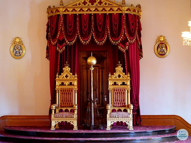 ハワイ州庁舎とアメリカ唯一の王宮イオラニ宮殿